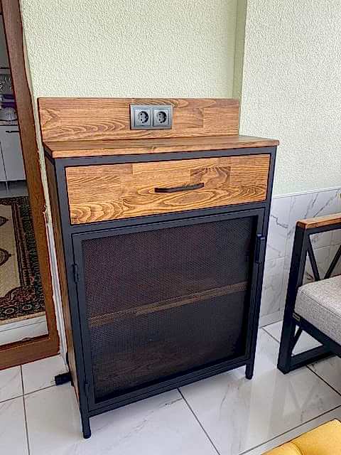 Priz Detaylı Tel Kapaklı Dolap